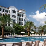 williams-island-edificio-tipico-piscina